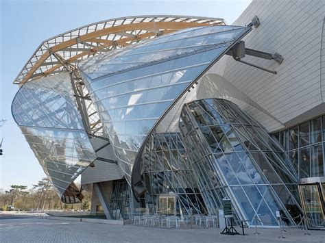 sculpture of a face on the floor louis vuitton foundation|the fondation louis vuitton.